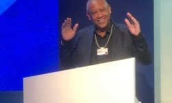A Favela em Davos: Com belo discurso, Celso Athayde recebe o prêmio como Empreendedor de Impacto e Inovação do Fórum Econômico Mundial 2022, na Suíça