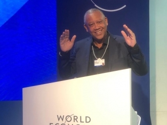 A Favela em Davos: Com belo discurso, Celso Athayde recebe o prêmio como Empreendedor de Impacto e Inovação do Fórum Econômico Mundial 2022, na Suíça