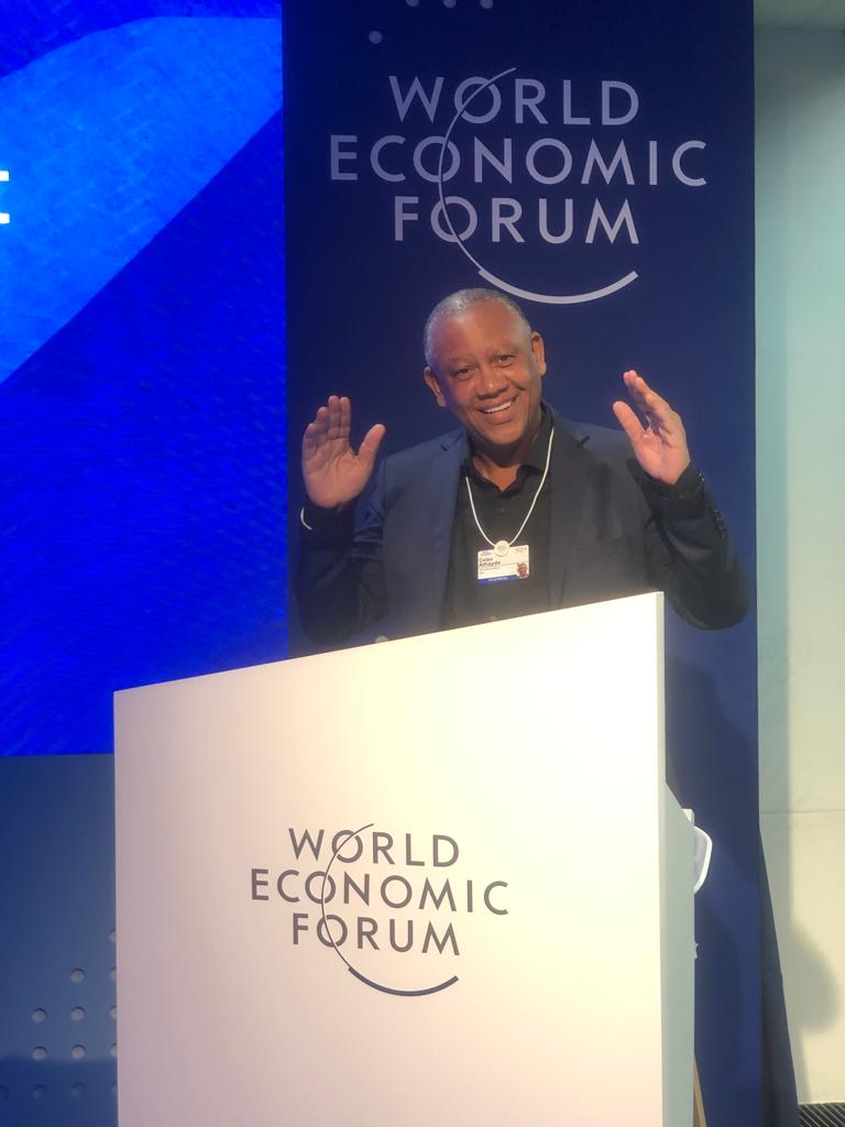 A Favela em Davos: Com belo discurso, Celso Athayde recebe o prêmio como Empreendedor de Impacto e Inovação do Fórum Econômico Mundial 2022, na Suíça